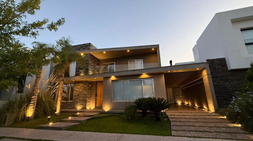 ELEGANTE CASA EN BARRIO PRIVADO LAGO DEL TORREÓN, MAIPÚ