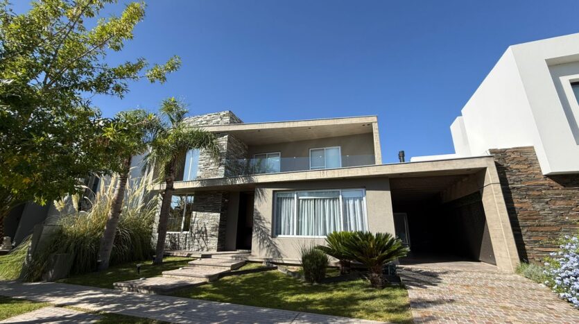 ELEGANTE CASA EN BARRIO PRIVADO LAGO DEL TORREÓN, MAIPÚ