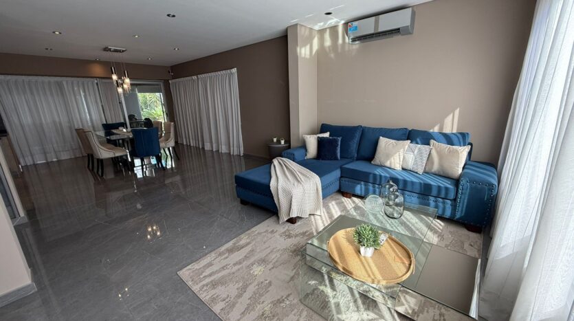 ELEGANTE CASA EN BARRIO PRIVADO LAGO DEL TORREÓN, MAIPÚ