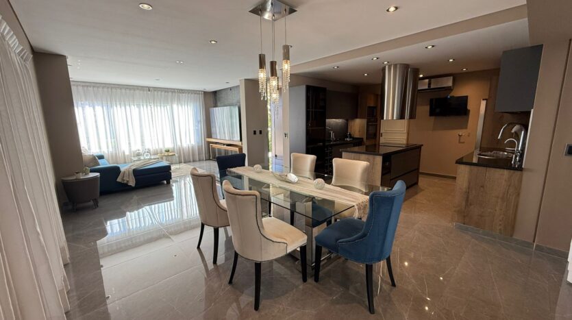 ELEGANTE CASA EN BARRIO PRIVADO LAGO DEL TORREÓN, MAIPÚ