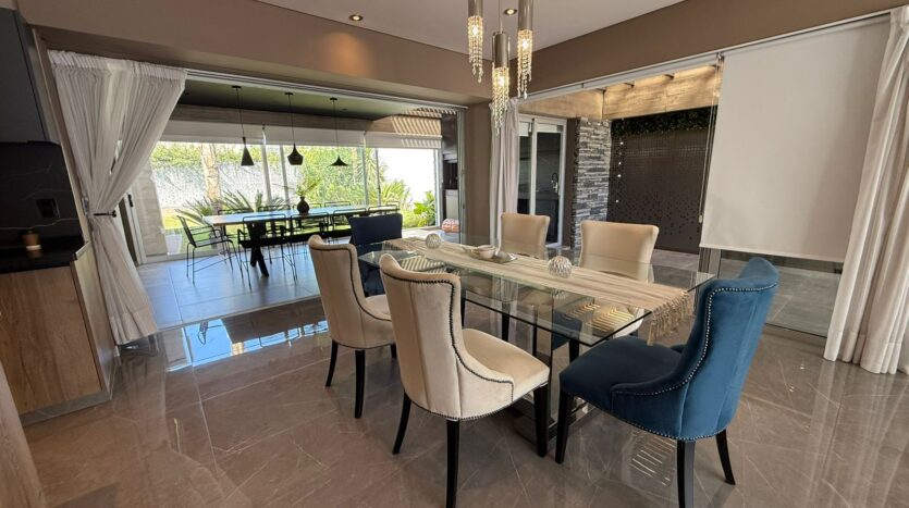 ELEGANTE CASA EN BARRIO PRIVADO LAGO DEL TORREÓN, MAIPÚ