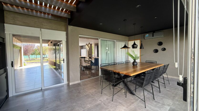 ELEGANTE CASA EN BARRIO PRIVADO LAGO DEL TORREÓN, MAIPÚ