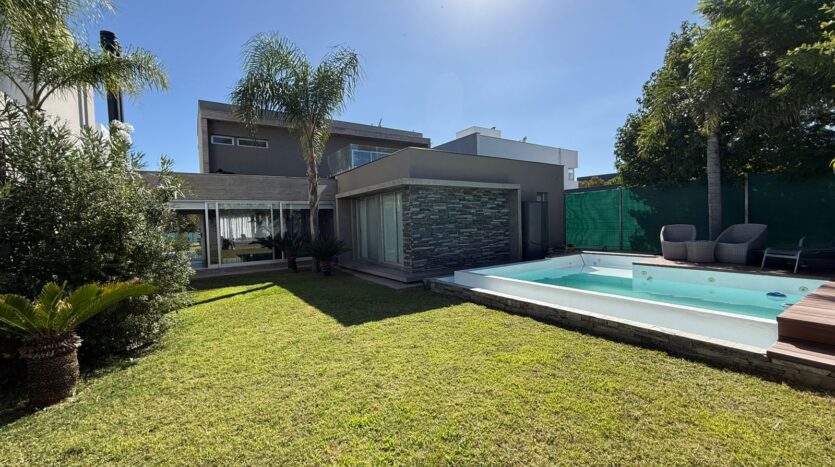 ELEGANTE CASA EN BARRIO PRIVADO LAGO DEL TORREÓN, MAIPÚ