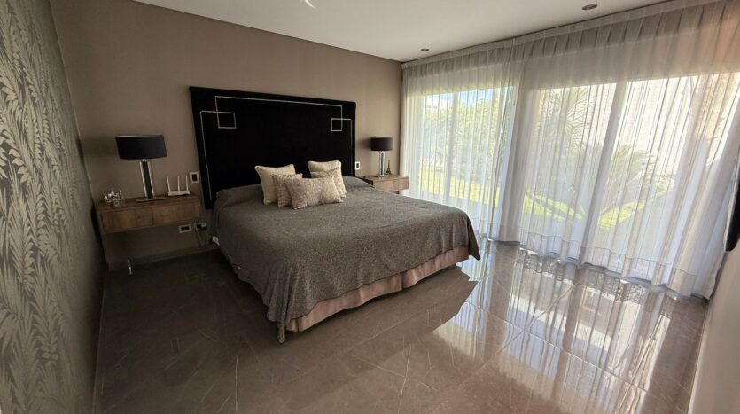 ELEGANTE CASA EN BARRIO PRIVADO LAGO DEL TORREÓN, MAIPÚ