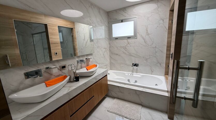 ELEGANTE CASA EN BARRIO PRIVADO LAGO DEL TORREÓN, MAIPÚ