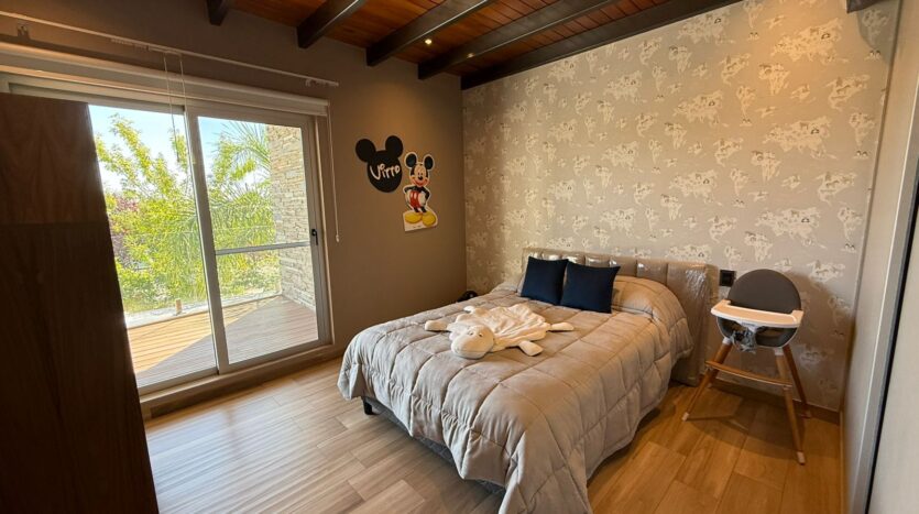 ELEGANTE CASA EN BARRIO PRIVADO LAGO DEL TORREÓN, MAIPÚ