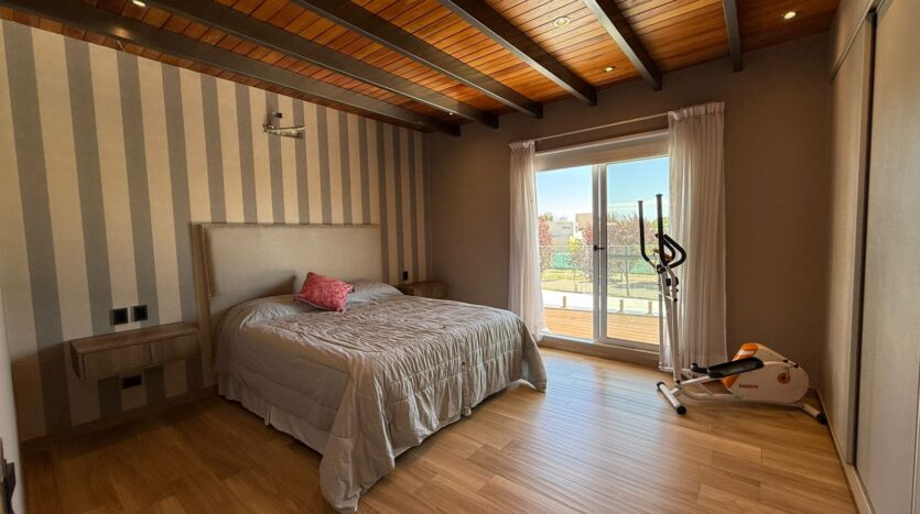 ELEGANTE CASA EN BARRIO PRIVADO LAGO DEL TORREÓN, MAIPÚ