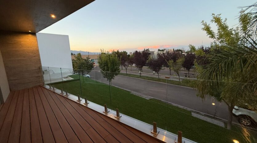 ELEGANTE CASA EN BARRIO PRIVADO LAGO DEL TORREÓN, MAIPÚ