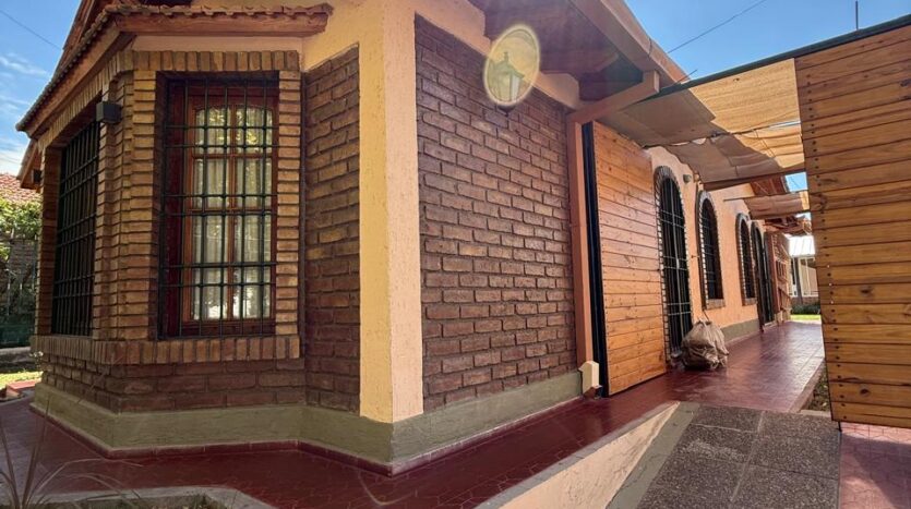 CASA CON PISCINA Y QUINCHO EN BARRIO COVSE, CAPITAL
