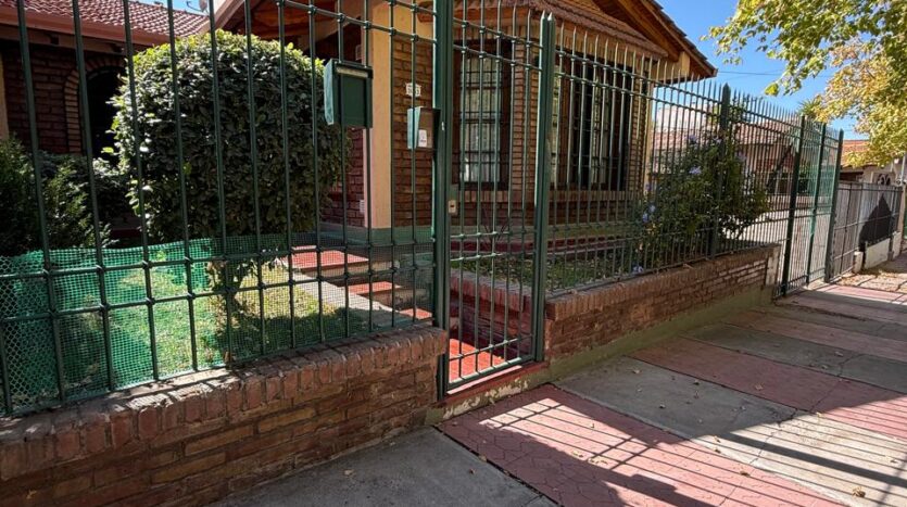 CASA CON PISCINA Y QUINCHO EN BARRIO COVSE, CAPITAL