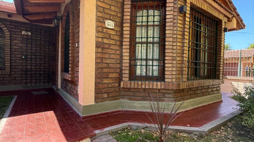 CASA CON PISCINA Y QUINCHO EN BARRIO COVSE, CAPITAL