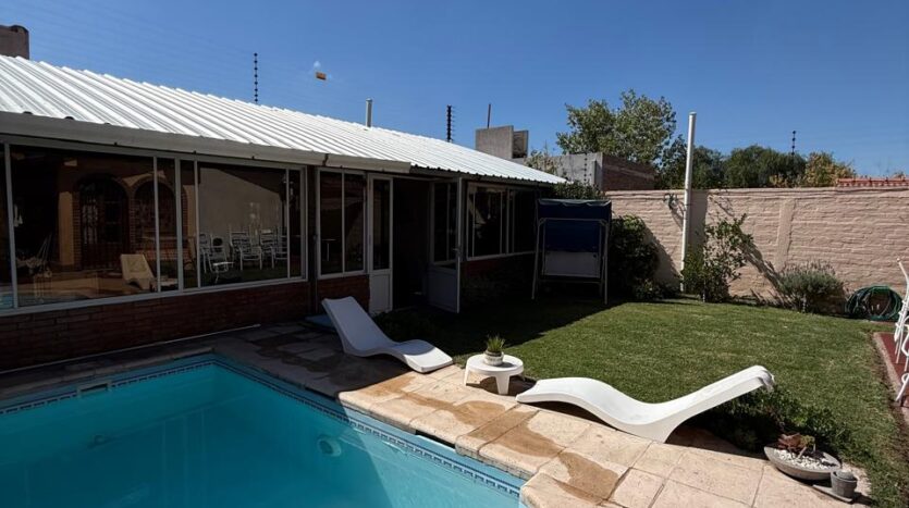 CASA CON PISCINA Y QUINCHO EN BARRIO COVSE, CAPITAL
