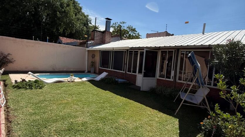 CASA CON PISCINA Y QUINCHO EN BARRIO COVSE, CAPITAL