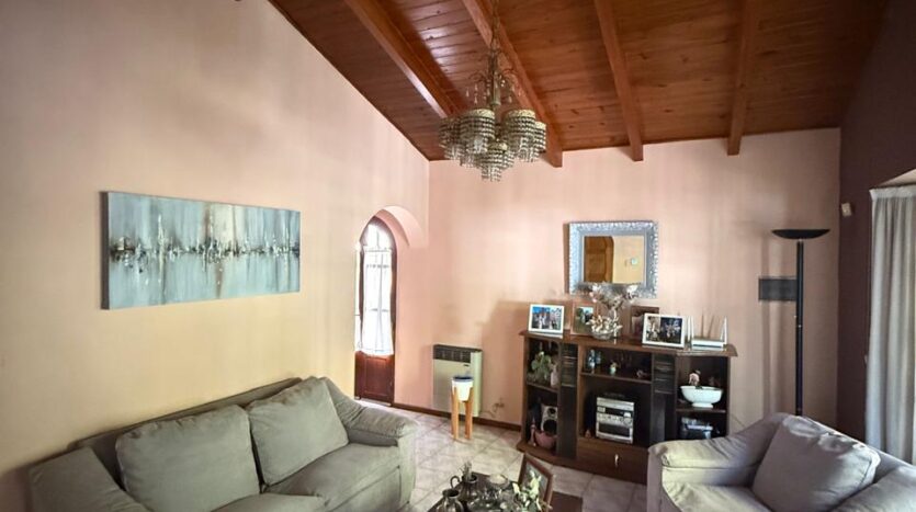CASA CON PISCINA Y QUINCHO EN BARRIO COVSE, CAPITAL