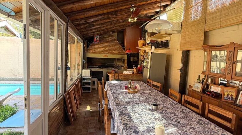 CASA CON PISCINA Y QUINCHO EN BARRIO COVSE, CAPITAL