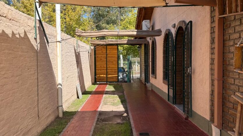 CASA CON PISCINA Y QUINCHO EN BARRIO COVSE, CAPITAL